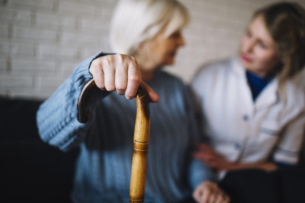 El CGE alerta de que la nueva FP en cuidados sociosanitarios amenaza el bienestar de las personas que viven en residencias