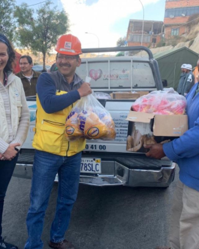 Más de 100 familias afectadas por un derrumbamiento en Bolivia reciben alimentos con el apoyo del Colegio de Enfermería de Cuenca